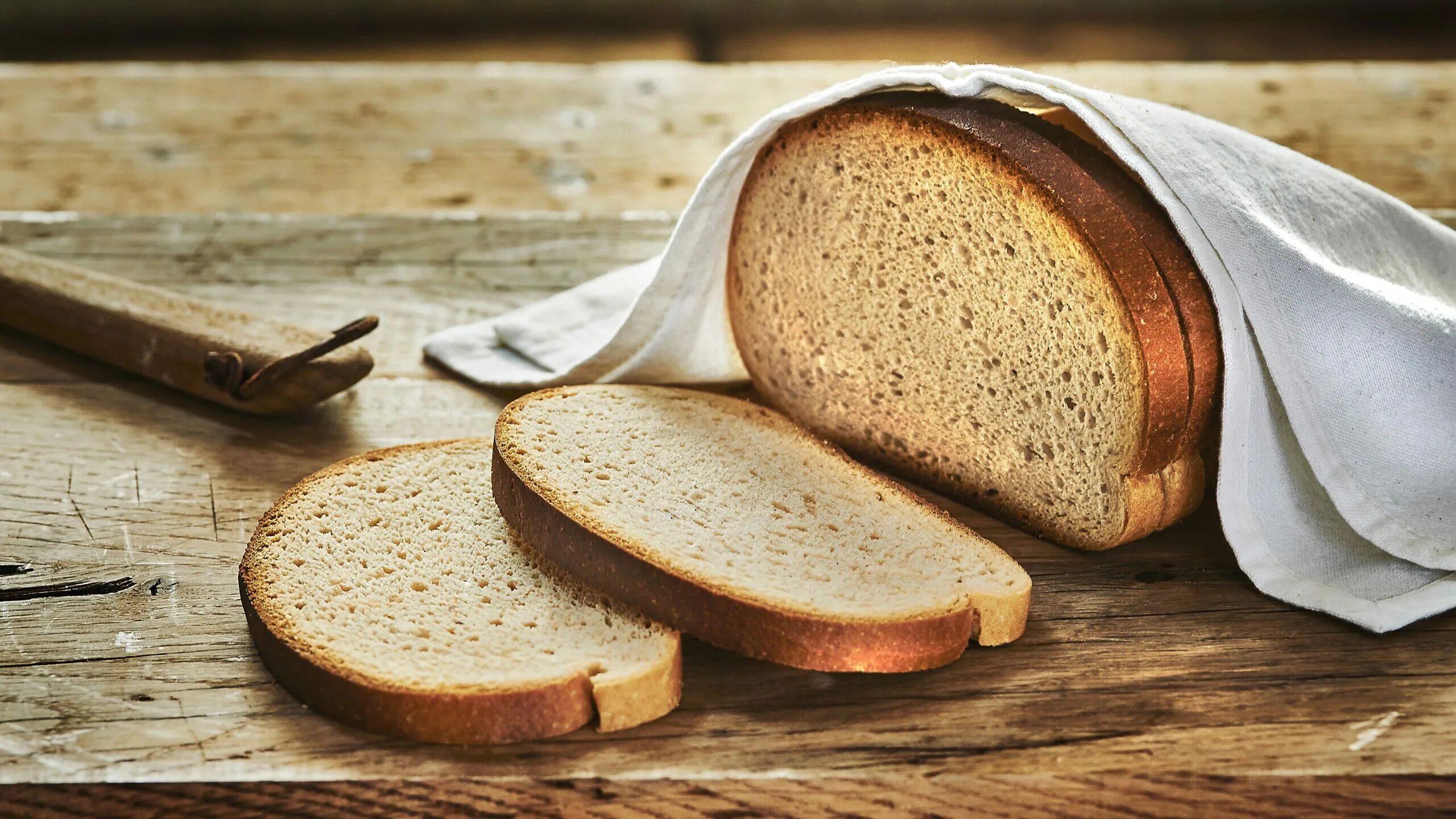 Much bread on the table. Консерванты в хлебе. хлеб и молоко. полный bread. schaer хлеб белый.