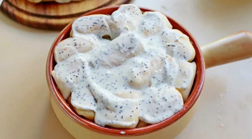 Блины с творогом со сметанной заливкой. Блинчики в сметанной заливке. Блинная улитка с творогом. Блины с творогом в сметанной заливке. Блины с творогом в сметанной заливке.