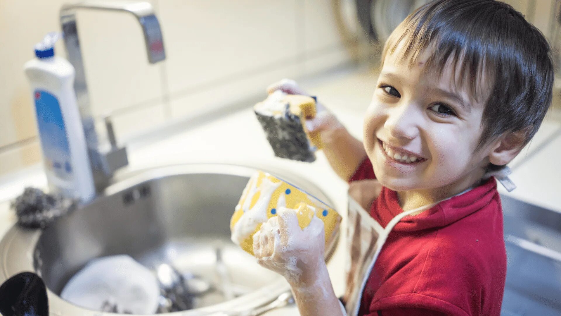 Мытье посуды детьми. Boy Wash dishes. Средство мыть посуду.