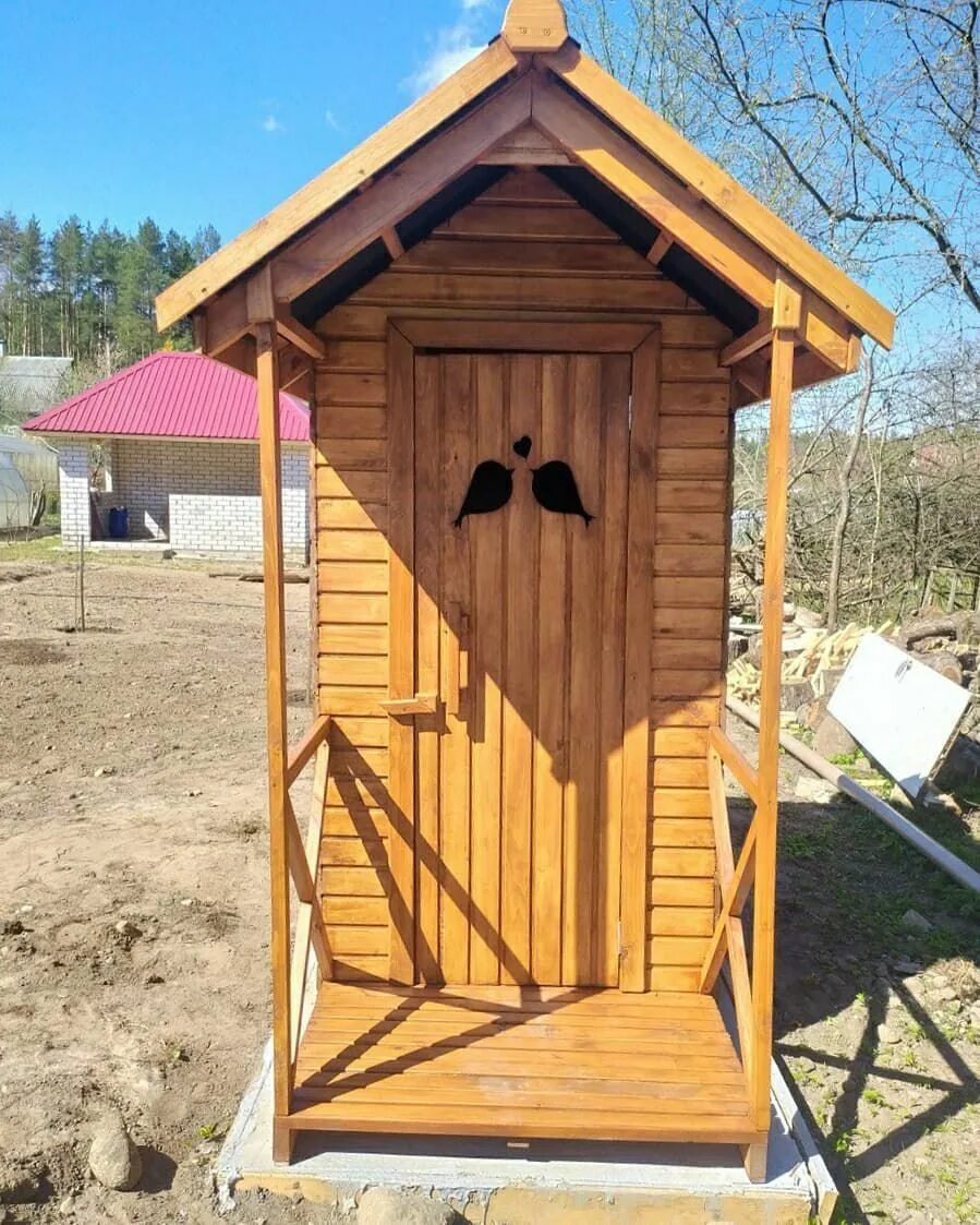 Уличный туалет своими руками из дерева. Деревянный туалет. Туалет дачный деревянный. Уличный туалет для дачи. Туалетдеревнный для дачи.
