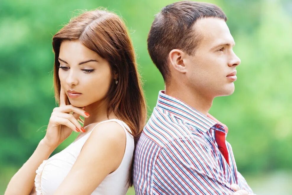 женщина эстетика. случайная встреча на улице. девушка расстроена. отношения мужчины и женщины. девушка холодна в отношениях.