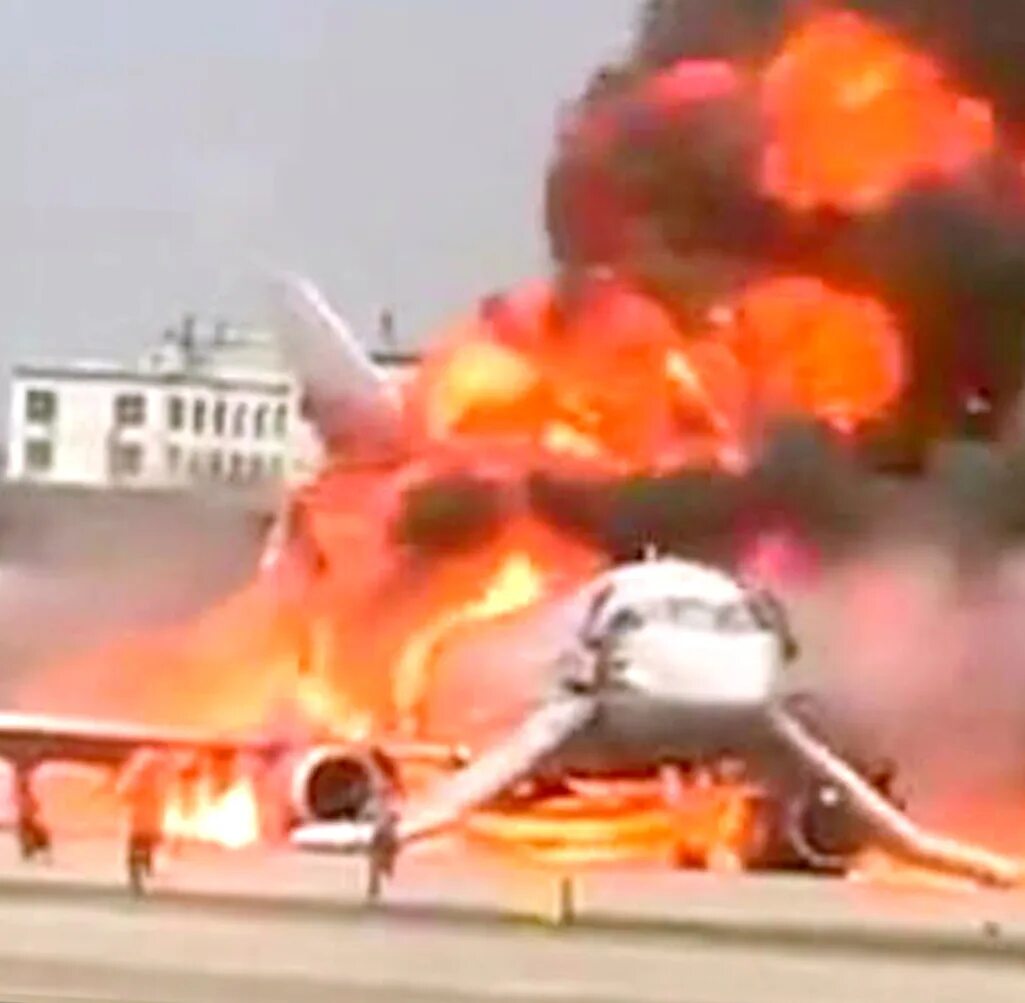 Суперджет 100 сгорел в Шереметьево. Пожар на борту. Пожар на борту самолета. Взрыв на борту самолета.