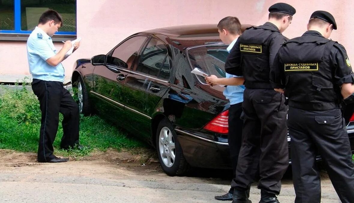 Оценка имущества должника судебными приставами. Судебные приставы арестовали автомобиль. Приставы изымают автомобиль. Приставы забирают машину. Конфискованные автомобили судебными приставами.