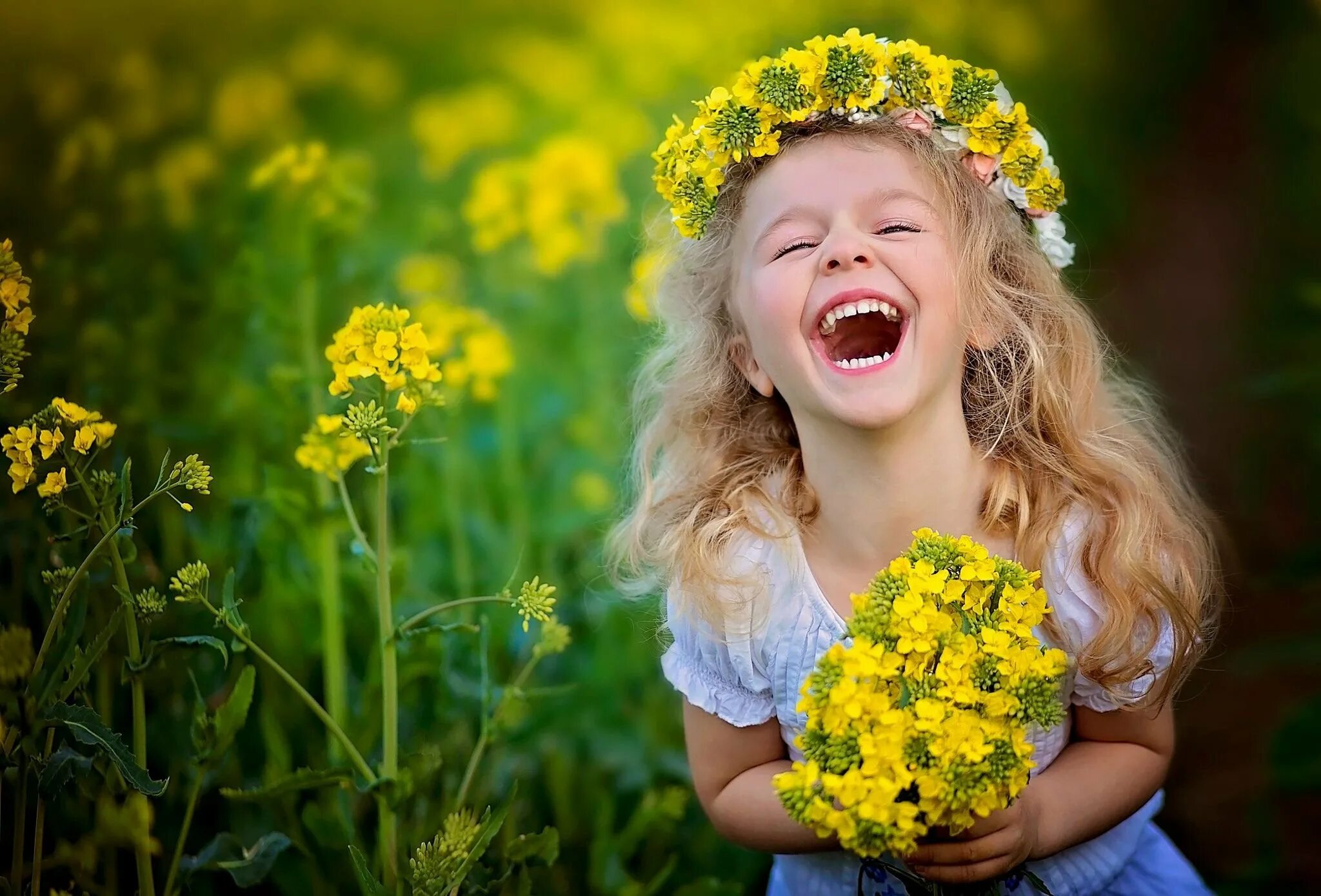 Радость. Дети радость жизни. Дети радуются. Дети смеются. Девочка с цветами.