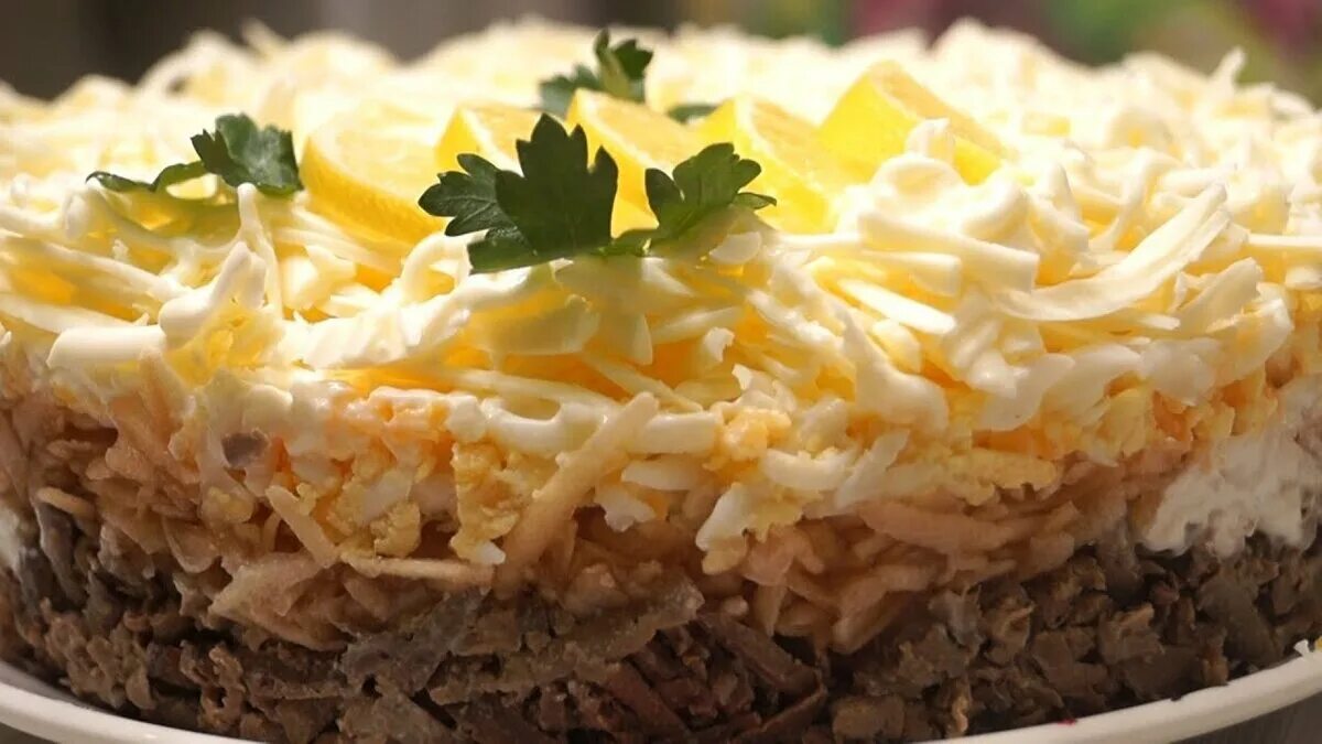 Салат нежность с картошкой. Салат королевский наталья калнина. салат печень трески под шубой. салат нежность. салат печень под шубой.