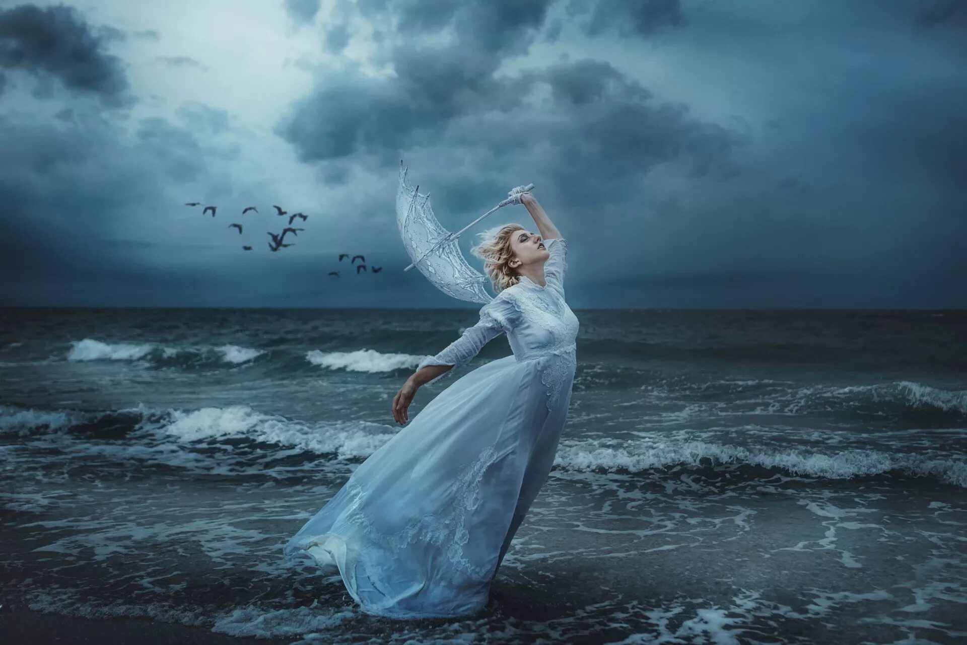 Бегу по ветру песня. Девушка-море. Море птицы девушка. Девушка море шторм. Женщина на море.