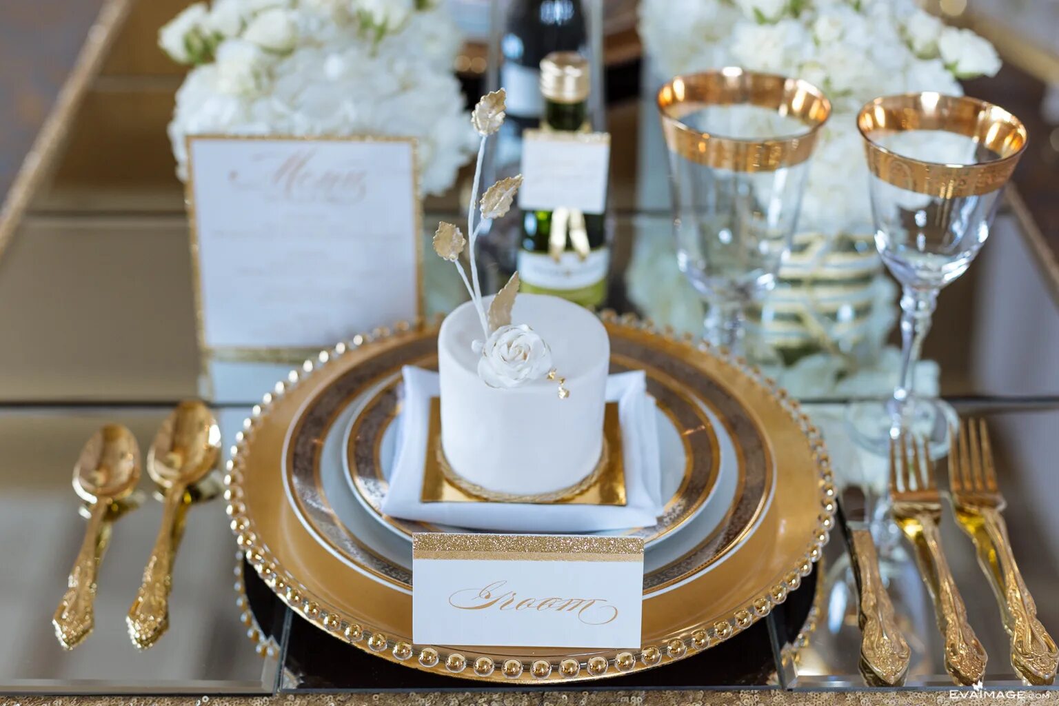 новогодний декор стола золото. сервировка стола с золотом. красивая сервировка новогоднего стола. декор для сервировки стола. сервировка стола в золотых тонах.