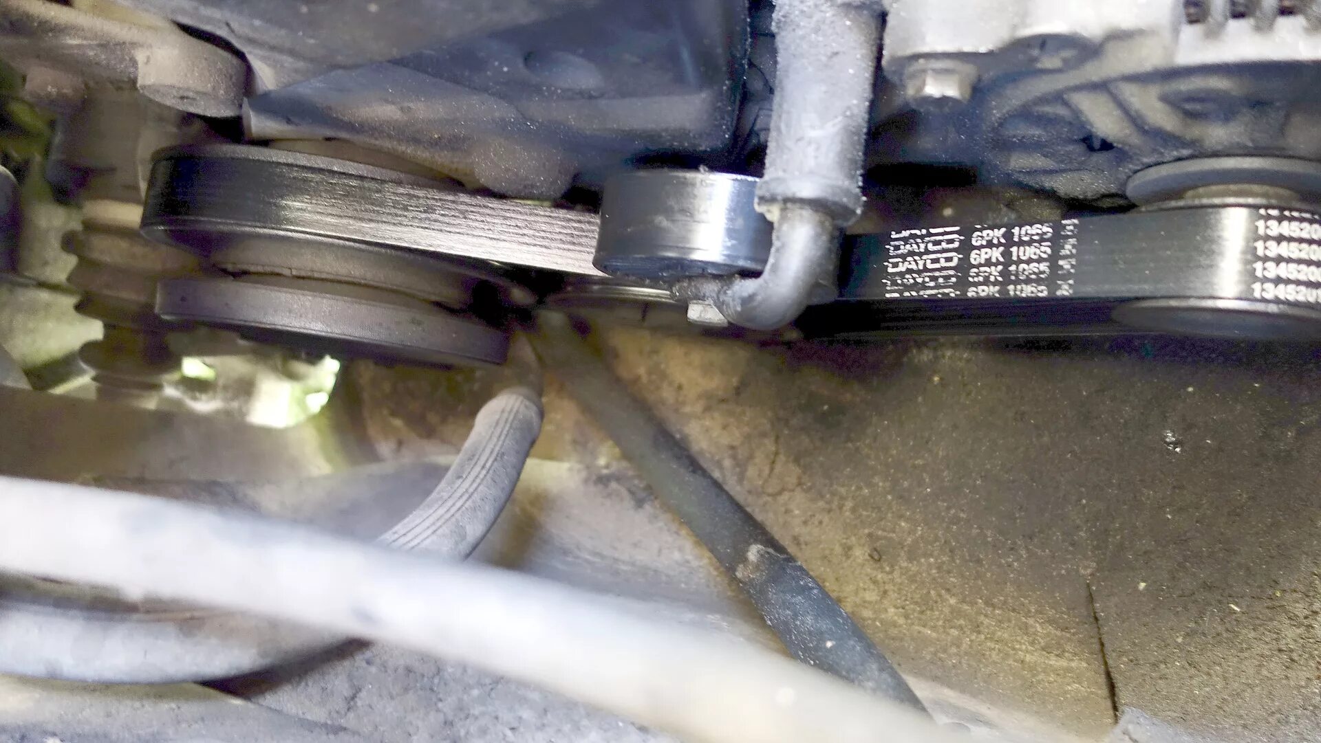 Volkswagen Golf 1997-2004: A/C compressor brackets (Body / Ventilation and heati