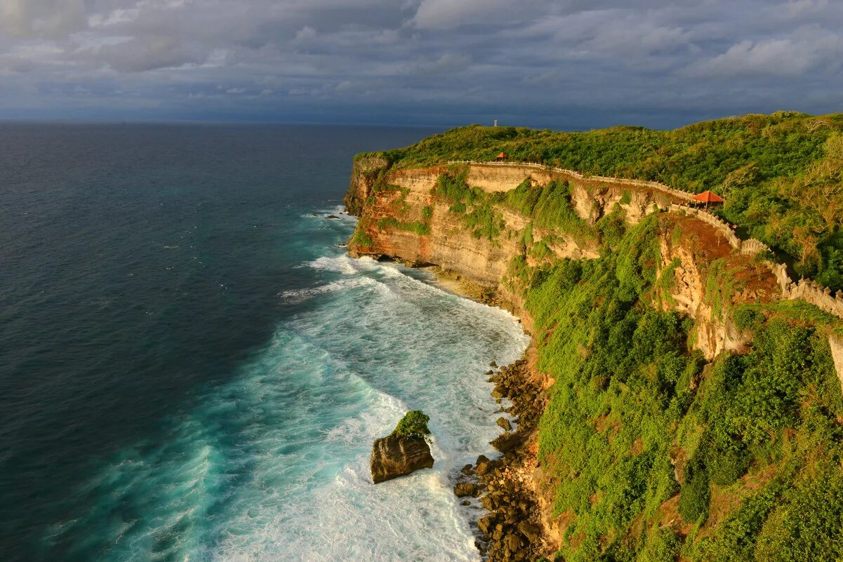 Индийский океан Бали. Бали океан омывает. Океан омывающий остров Бали. Шри Ланка чем омывается морем или океаном. Индийский океан омывает море