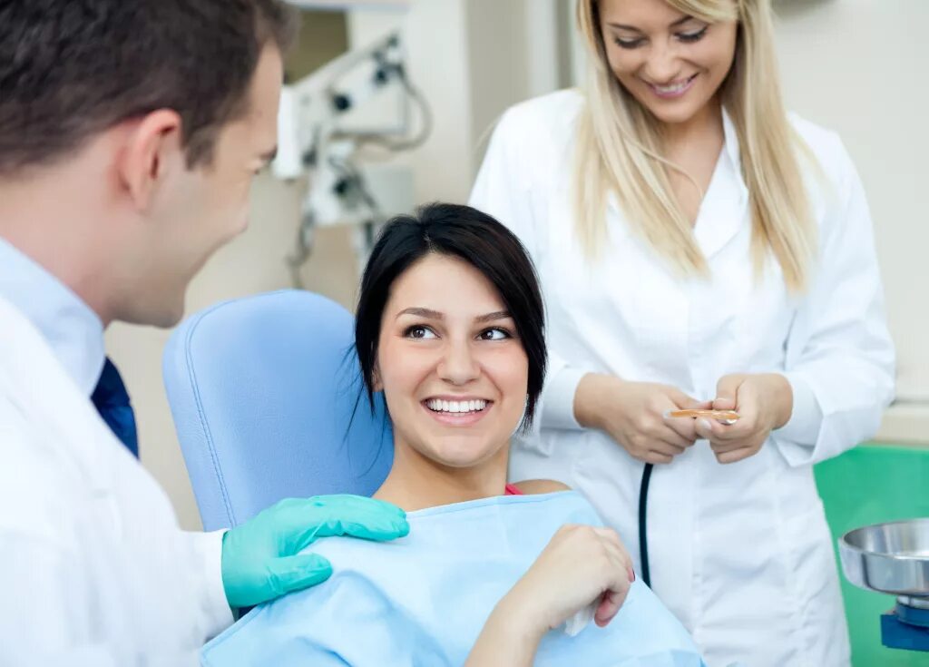 Зубной терапевт. Стоматолог и пациент. Пациент в стоматологии. Сайт стоматологии. Девушка на приеме у стоматолога.