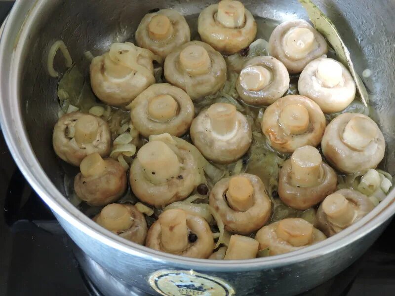 Пирог голубец. Печень по-строгановски нарезают. Кухня наизнанку рецепты с грибами. Кухня наизнанку шампиньоны. Кухня наизнанку шампиньоны жареные.