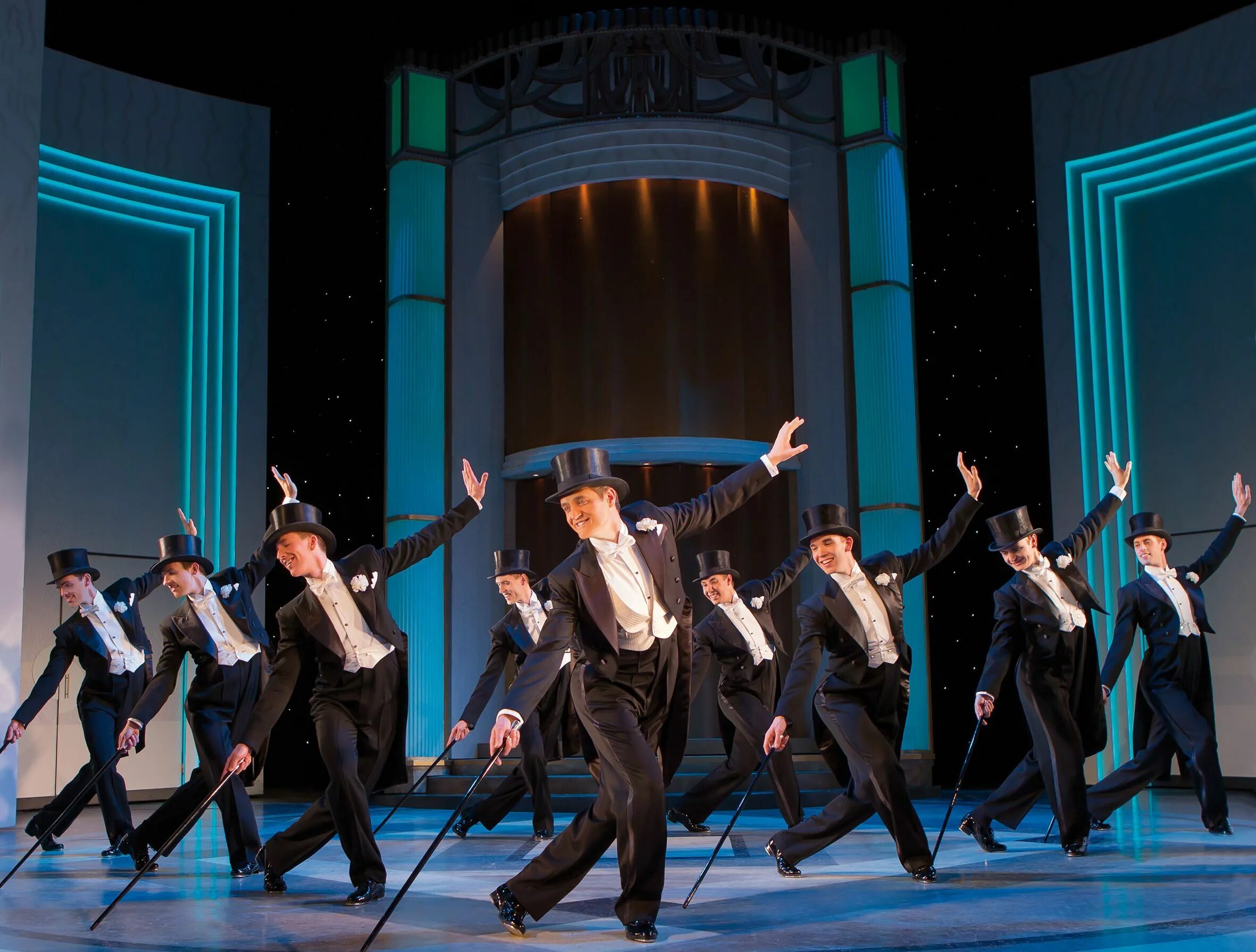 Танец шляпа видео. Театр Олдвич в Лондоне. Бродвейский джаз танец мужчин. Танец со шляпами. Чечётка танец.