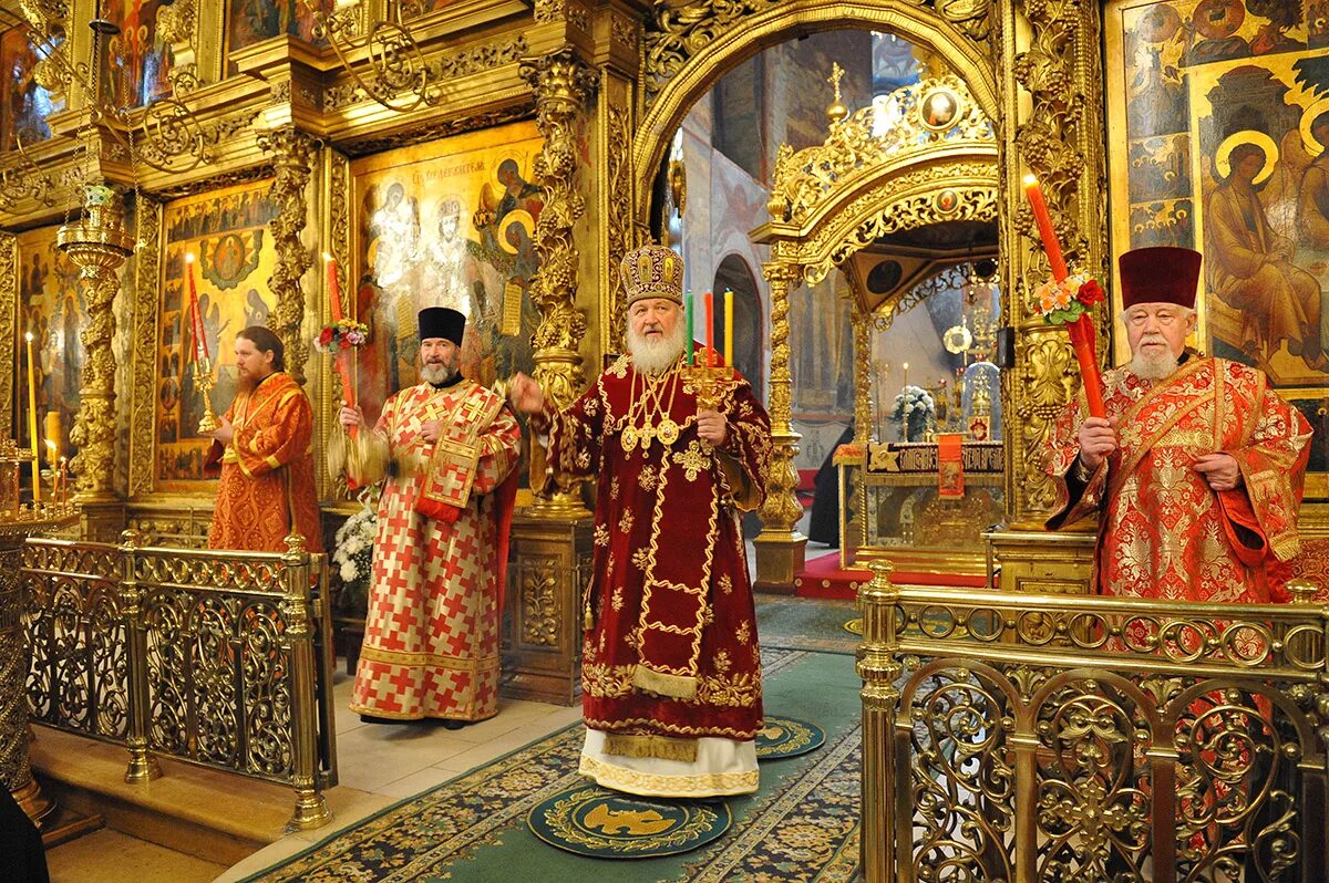 Православный храм. Богослужение в православном храме. Православный храм изнутри. Золото в церкви. Приход батюшки
