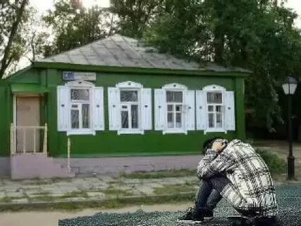 Гнатюк белыми ставнями дом над рекой