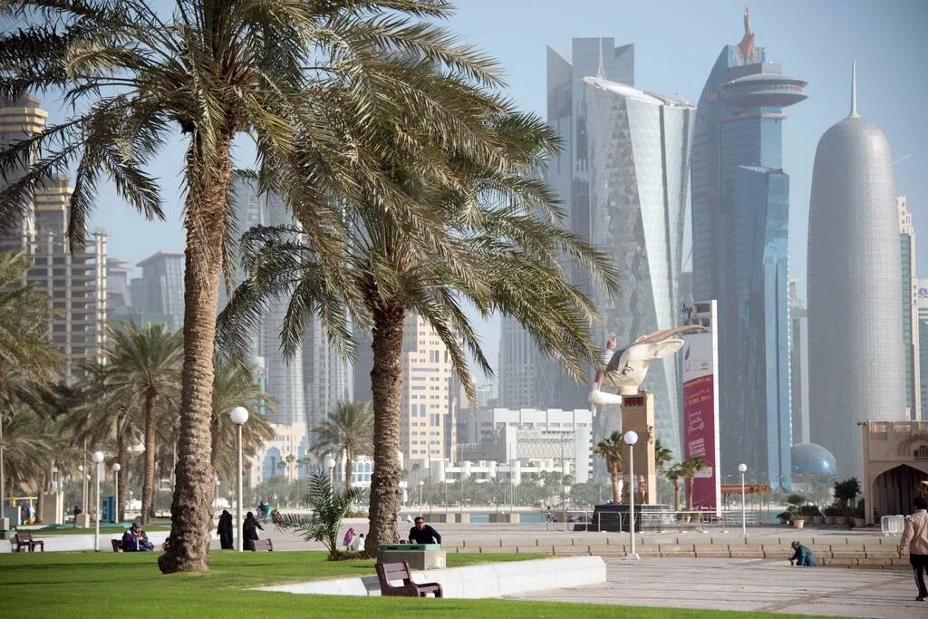 Страна доха где находится. Набережная Корниш Доха. Набережная Корниш Катар. Доха Корниш Катар. Доха столица Катара достопримечательности.