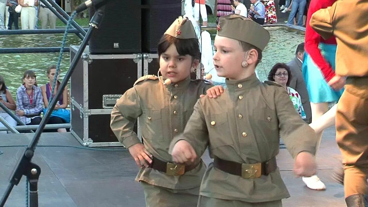 Патриотические военные танцы ребенок. Танцы военных лет для детей. День Победы танец Катюша. Военный танец для детей к 9 мая. Попурри песен на 9 мая