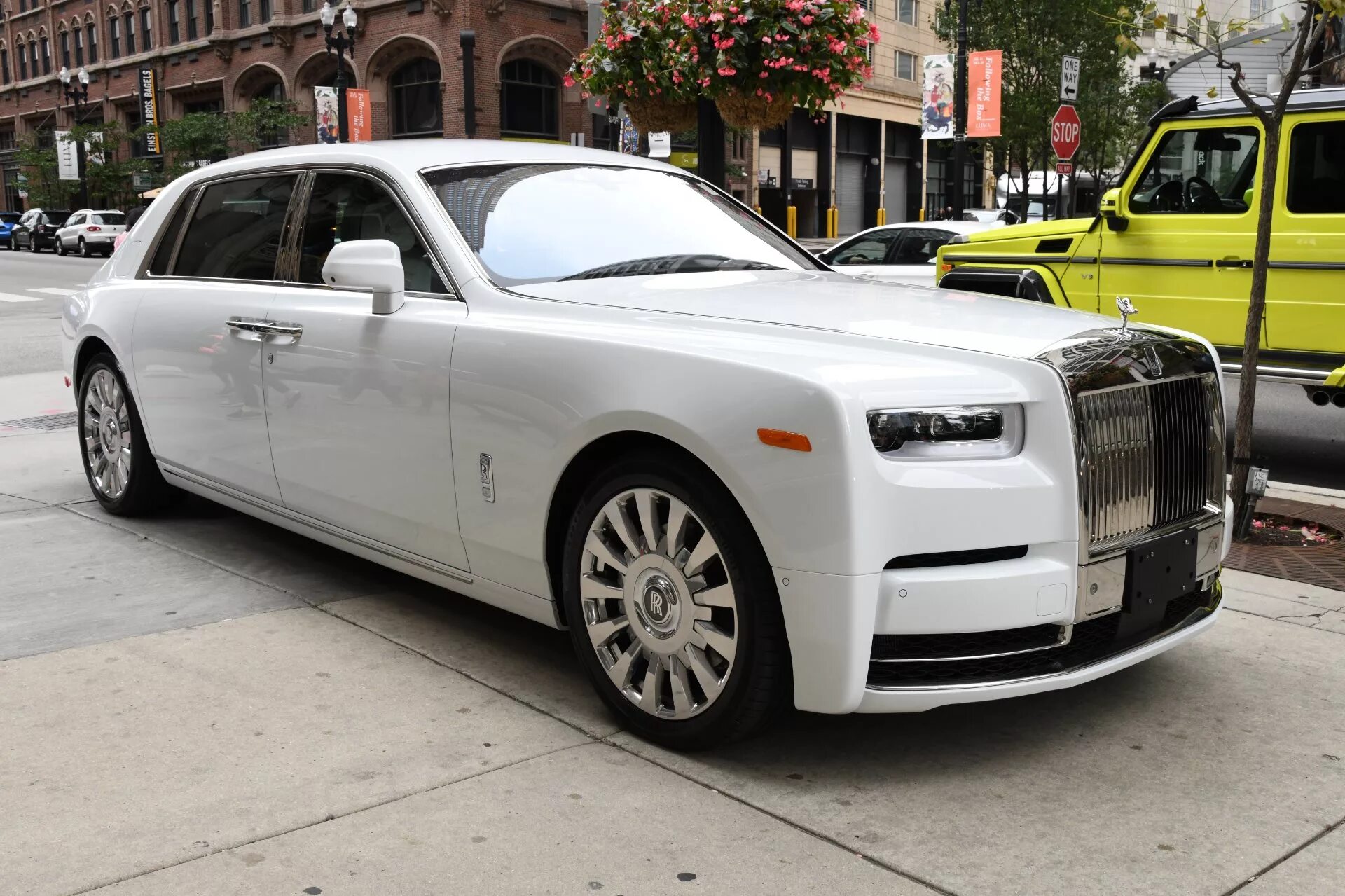 Белый роллс ройс. Роллс Ройс Phantom 2019. Rolls Royce Phantom белый. Rolls Royce Ghost EWB 2019. Rolls-Royce Phantom Extended Wheelbase (EWB).