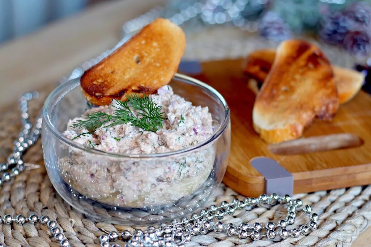 Рецепт паштета из рыбы в домашних условиях. Паштет Salmon tartare. Паштет из трески. Рыбный паштет. Паштет с печенью трески.