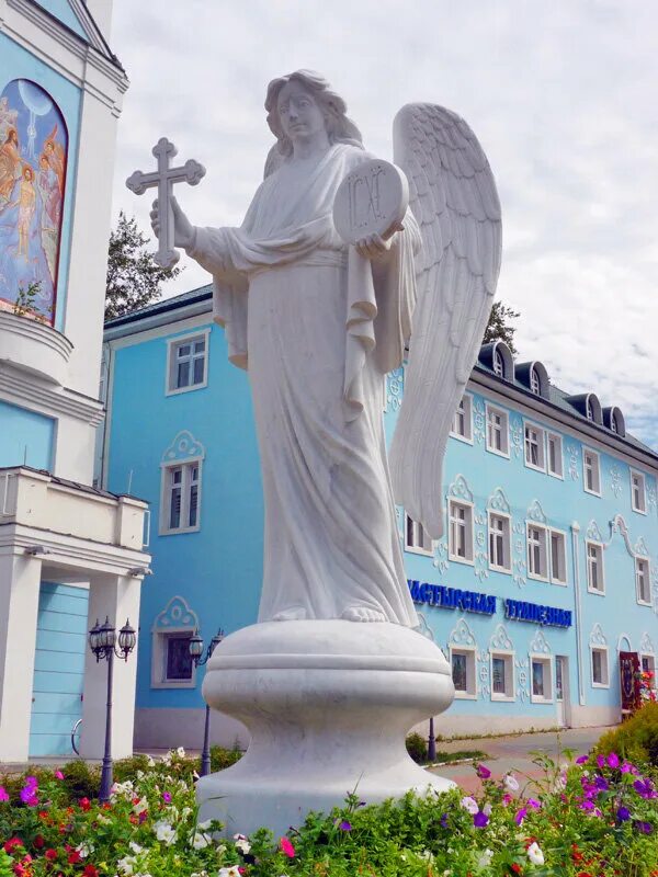 Памятник скорбящий ангел в тольятти. Мост святого ангела скульптуры. Ангелы исаакиевского собора петербурга. Скорбящий ангел микеланджело. Ангельское место.