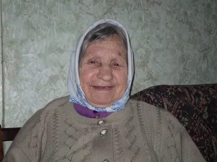 Кидает бабки