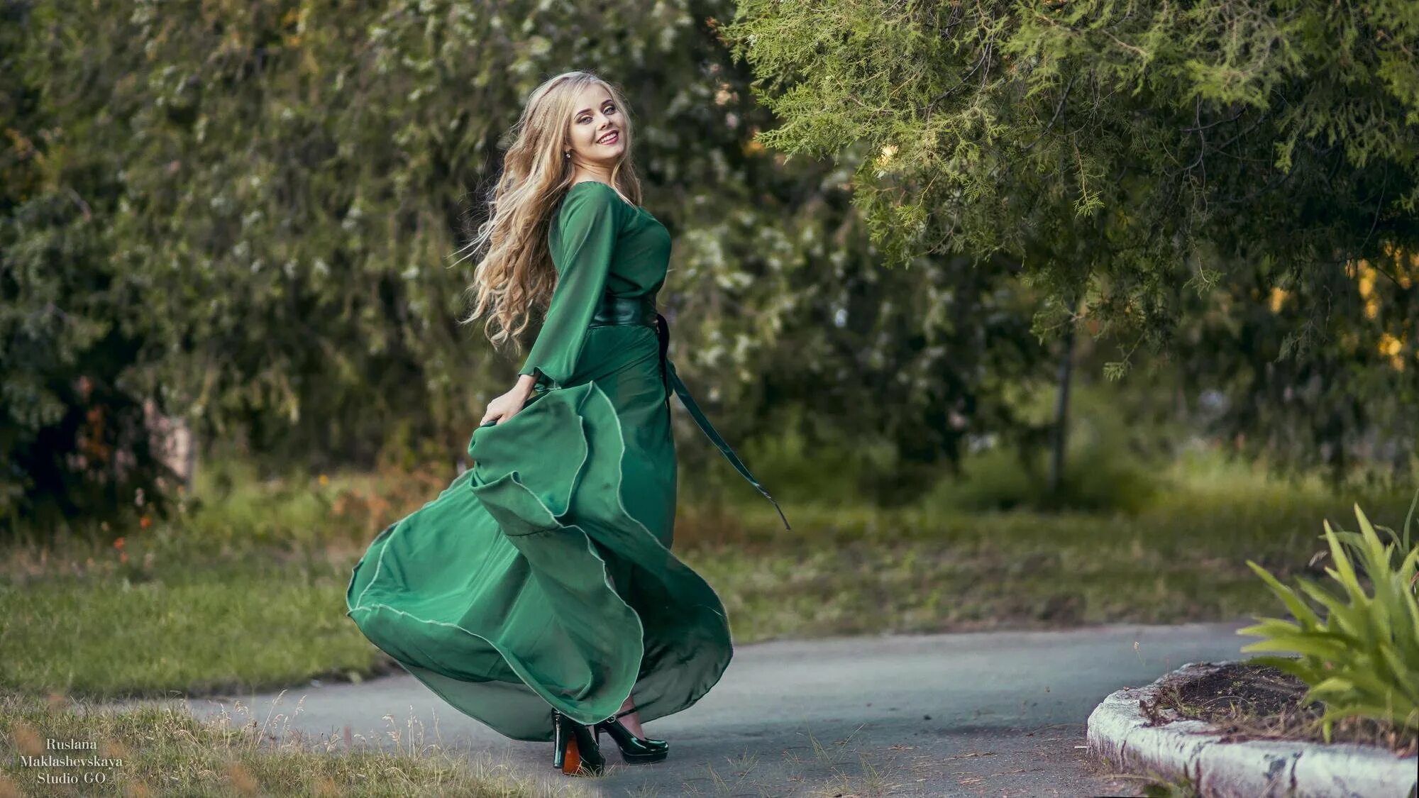 Зеленый рефлекс. Девушка в зеленом платье. Женщина в длинном платье. Красивая девушка в зеленом платье.