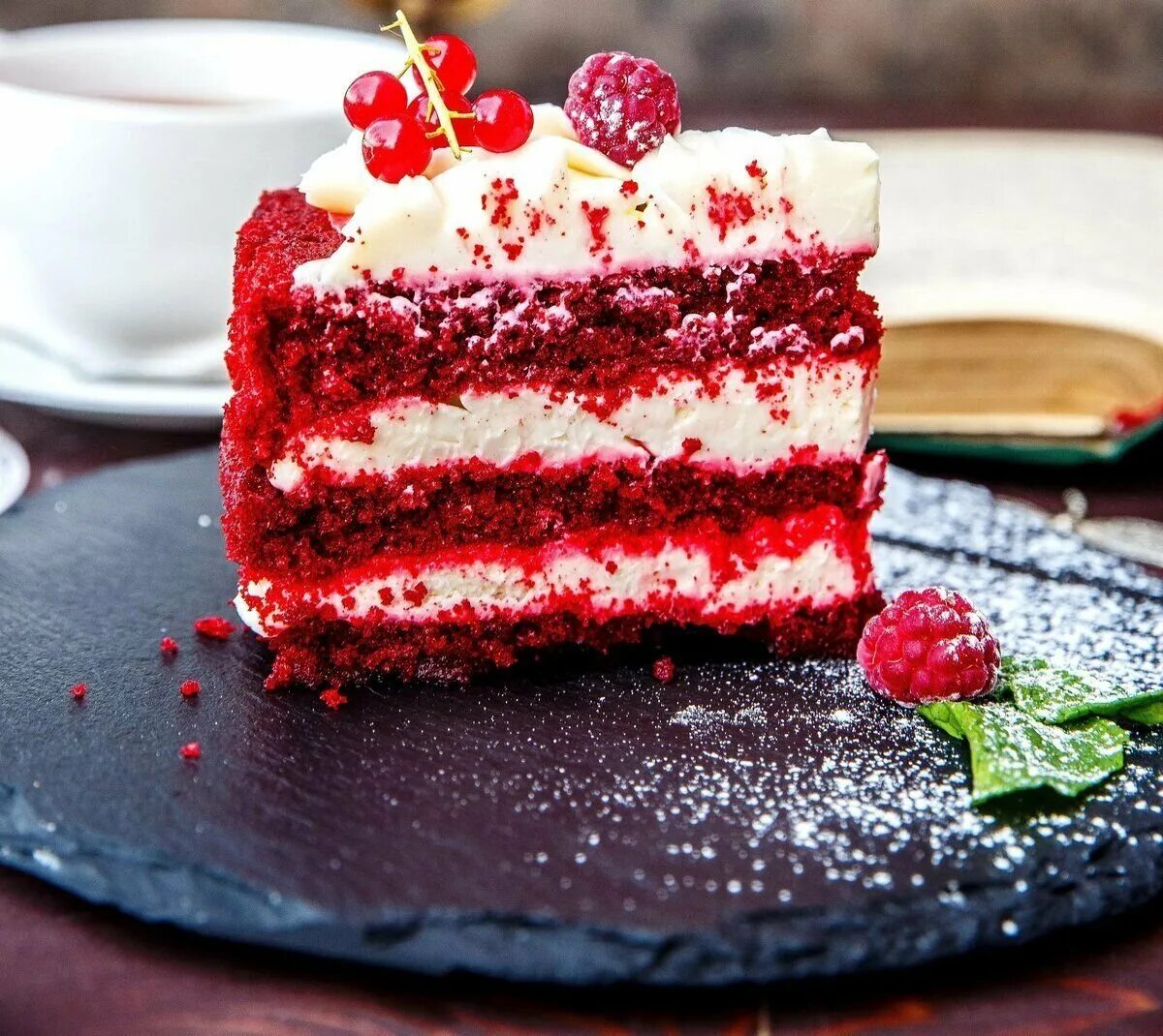 Красная кулинария. Торт красный бархат Спар. Торта "красный бархат" (Red Velvet).. Красный бархат с вишневым конфи. Торт красный бархат с конфи.