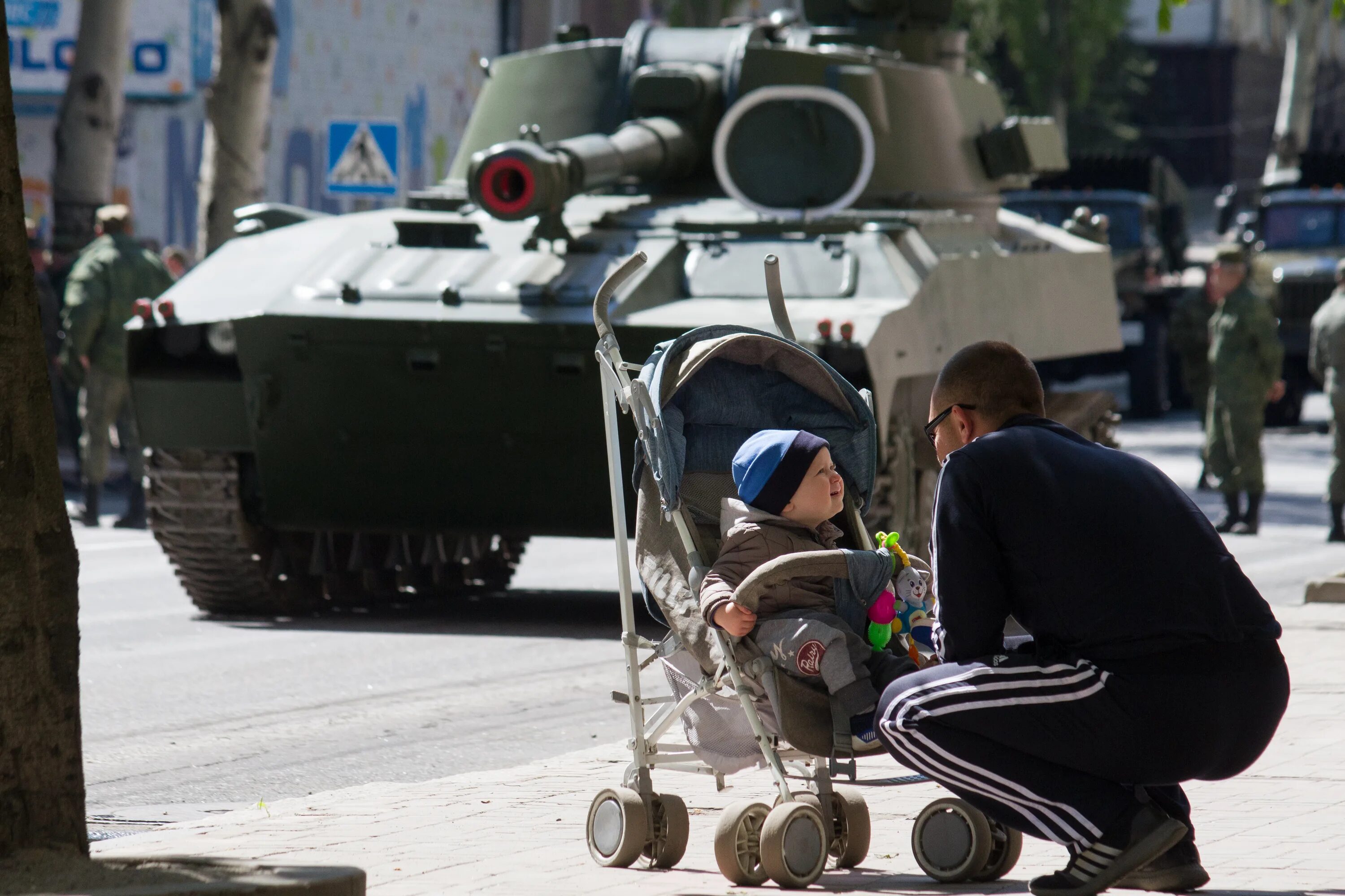 Донбасс самые последние новости. Жители Донбасса и военные.