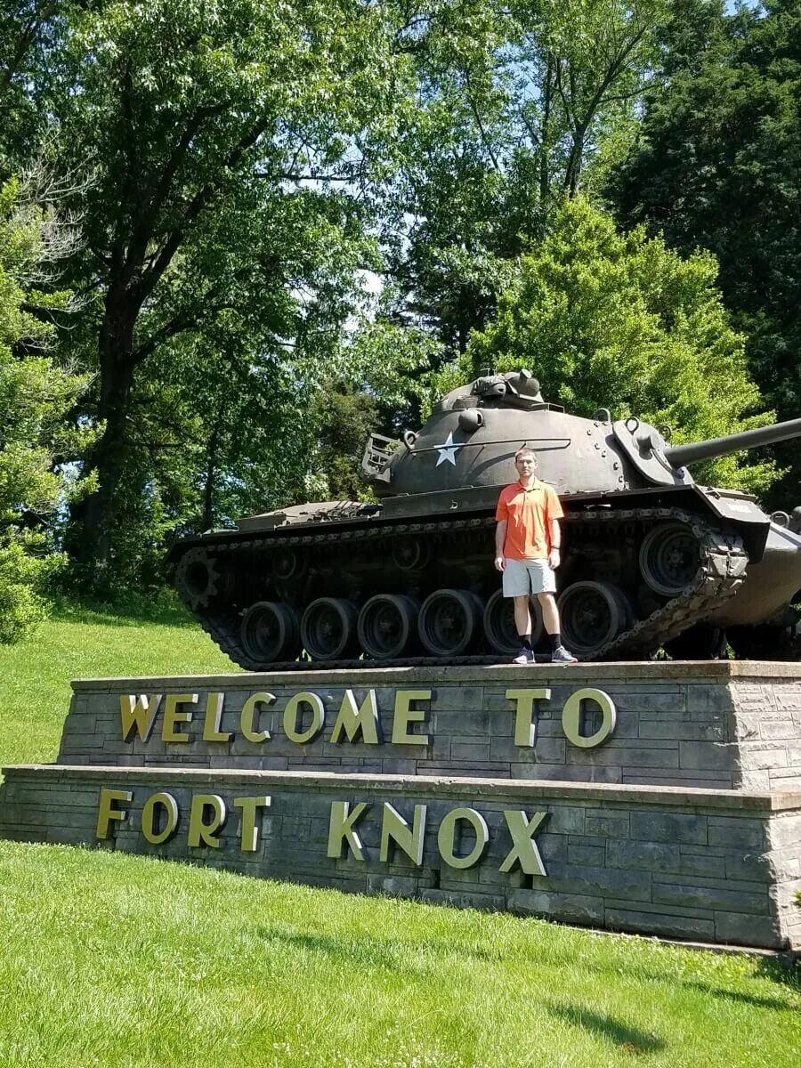 Fort knox. Форт Нокс. Форт Нокс США. База Форт Нокс. Хранилище на военной базе Форт-Нокс.