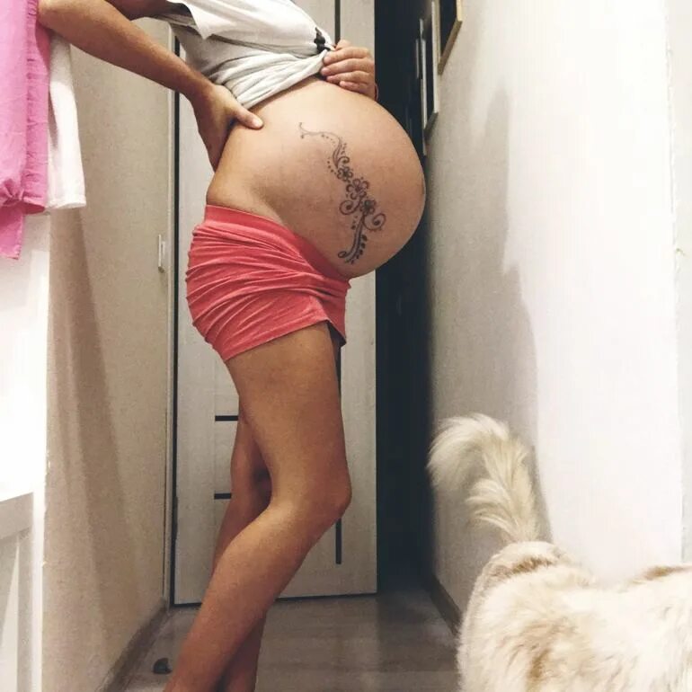 Беременность у худых девушек. Сара стейдж на 9 месяце. Худая беременная. Беременная анорексичка. Сара стейдж беременная.