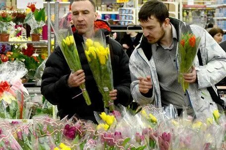 В цветочном магазине закупили тюльпаны