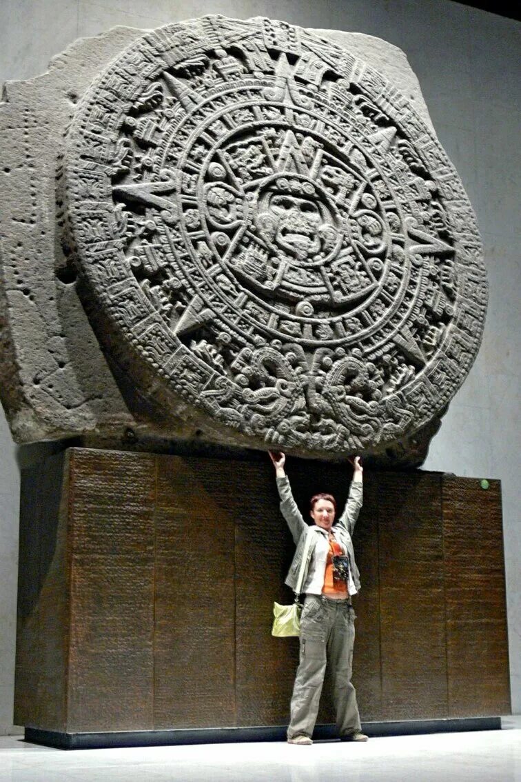 Камень солнца ацтеков музей Мехико. Солнечный календарь Майя. Ацтекский Солнечный камень. Календарь Майя 2012 конец света. Календарь майя 2