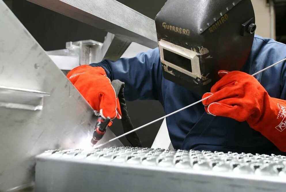 Сварочные полуавтоматы welding welder. Аргонная сварка уфа. Сварщик полуавтоматической сварки. Сварщик на машинах контактной сварки. Al welding.