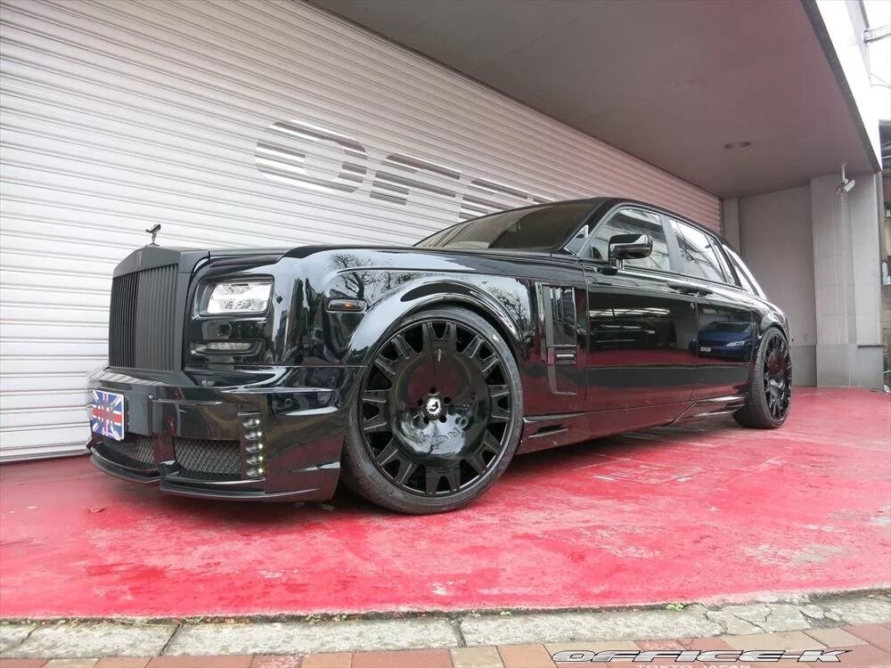 Диски роллс. Тюнингованный Rolls Royce. Роллс Ройс тюнинговые. Rolls Royce Phantom обвес. Rolls Royce Phantom 2004.