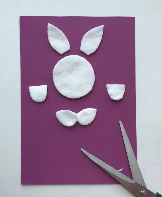 Зайчик из ватных дисков. Поделка зайчик из ватных дисков. аппликация зайка для малышей из ватных дисков. аппликация из ватных дисков для детей зайчик. зайчик из ватных дисков объёмный.
