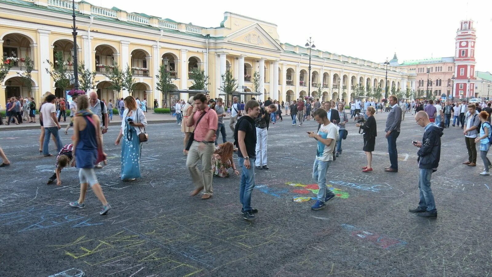 Люди на улицах Санкт-Петербурга.