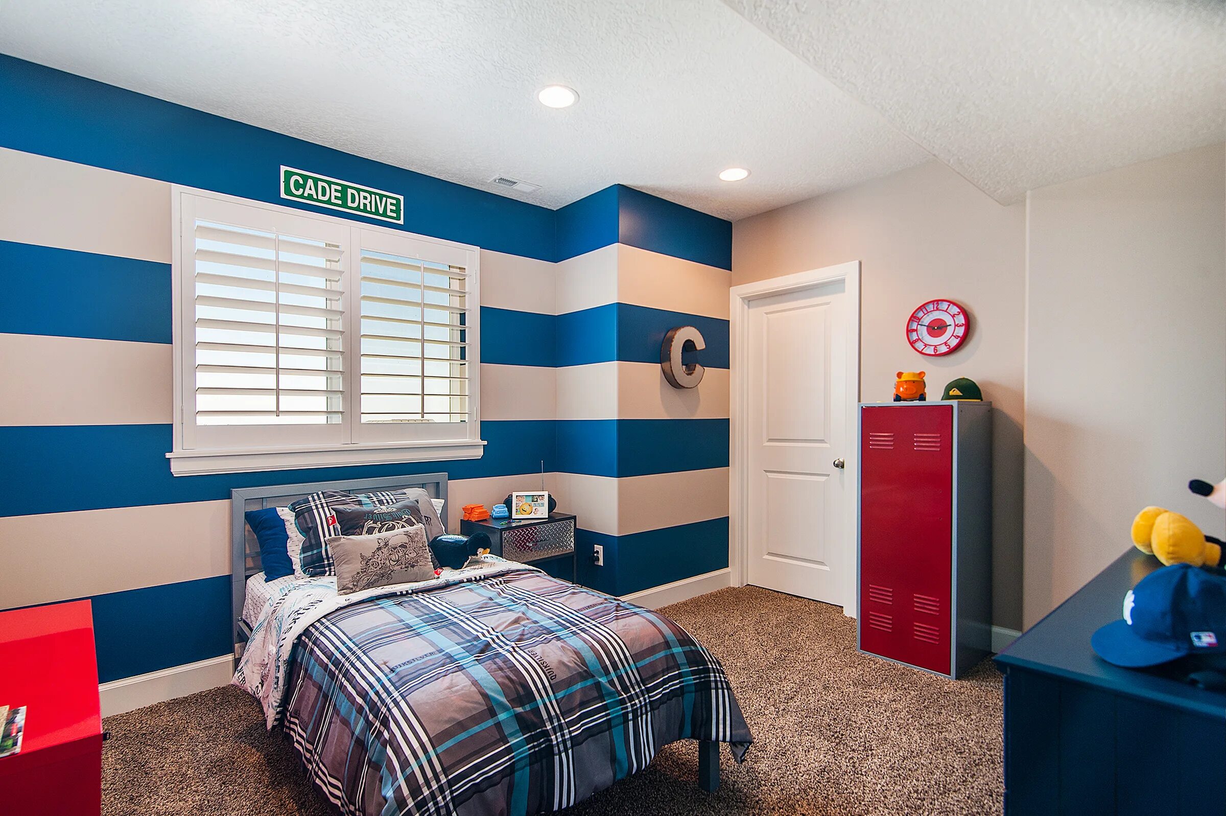Интерьер детской комнаты для мальчика. Стены в комнате подростка. Комната для подростка в синем цвете. Детская комната в синих тонах. Фото спальни мальчика