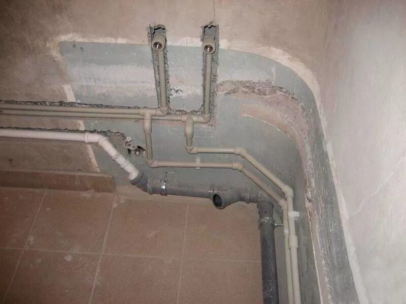 Монтаж полипропиленовых труб в стену. Пп трубы в стене. Полипропиленовые трубы в стене. Канализационная труба 50 см от стены. Пп трубы в стене.