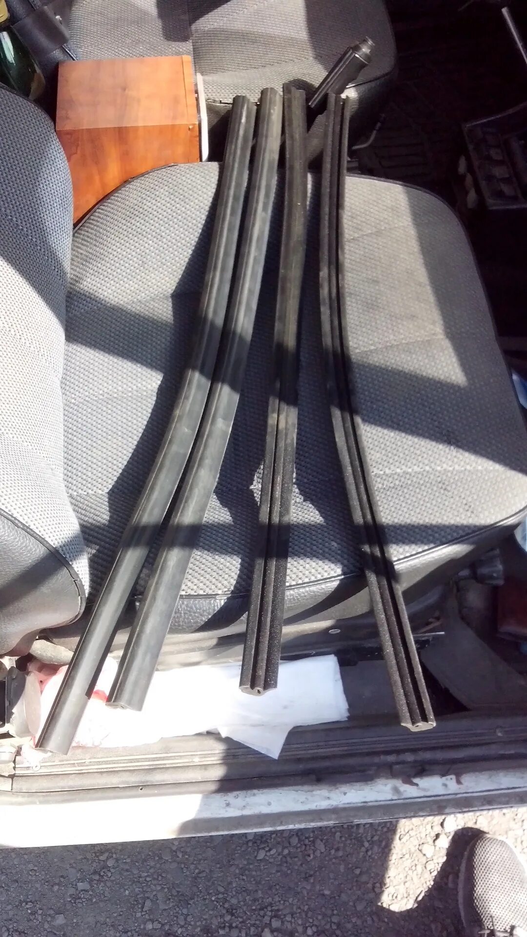 Замена уплотнителя стекла ваз. Уплотнитель лобового стекла ваз 2107. Уплотнитель опускного стекла 2107. Уплотнитель передних стекол ваз 2107. Замена уплотнителя стекла ваз.