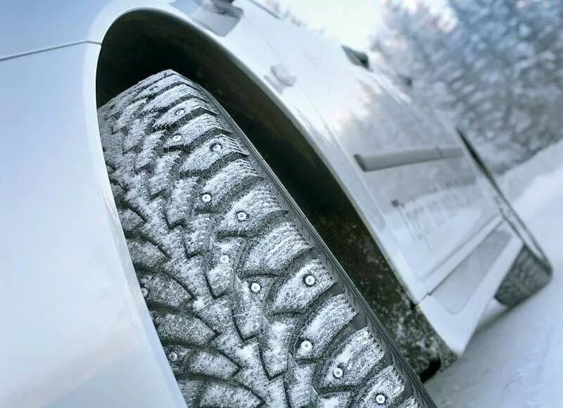 Можно ли ездить летом на шипованной резине. Goodyear ULTRAGRIP ремонтные шипы. Зимние шипованные шины без шипов. Российские шины на зиму шипы. Езда летом на зимней резине с шипами.