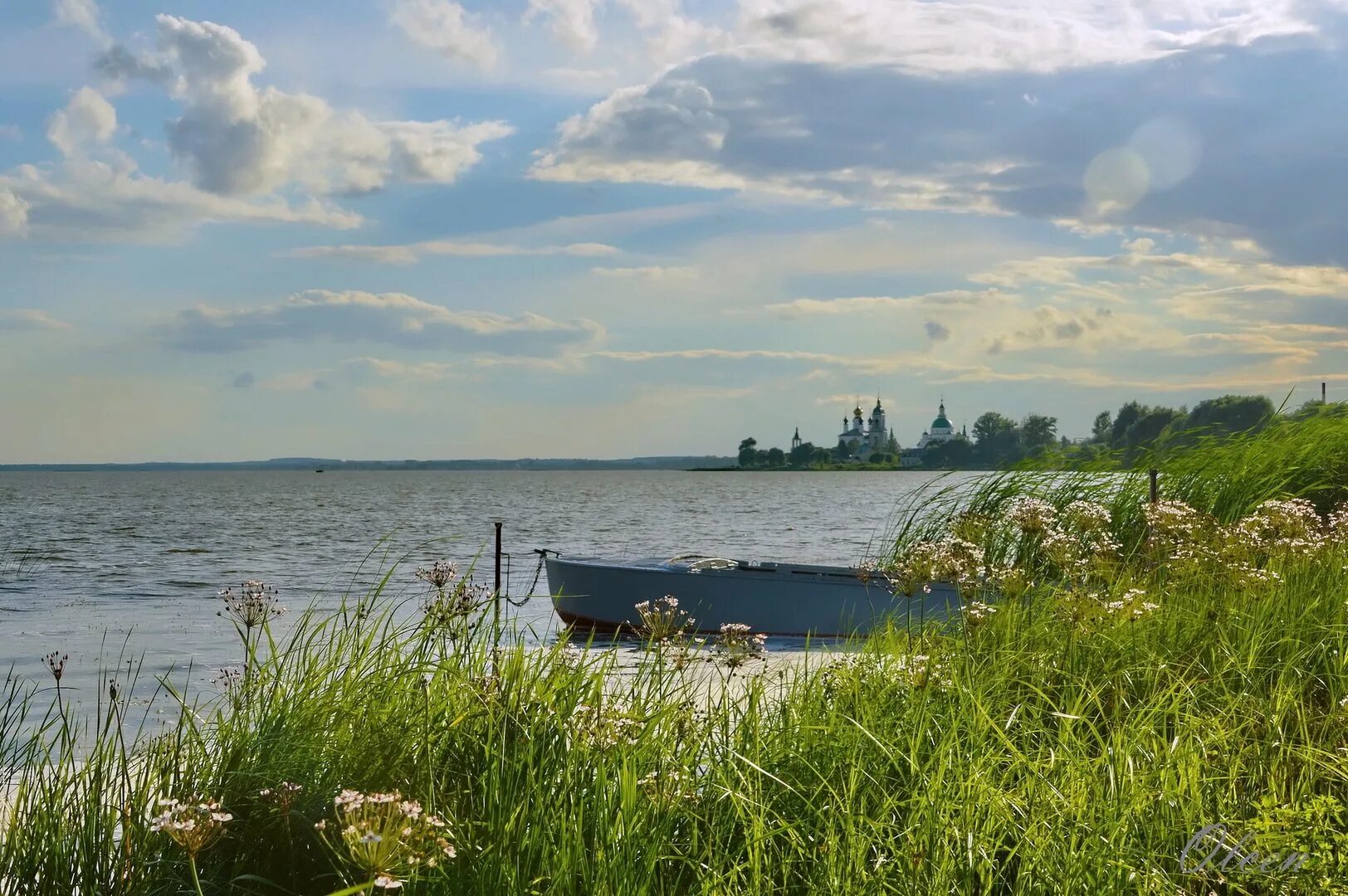 Озеро неро область. Озеро Неро Ростов. Озеро Неро Ростов Великий летом. Озеро Неро Ярославская область. Ростов Великий набережная озера Неро.