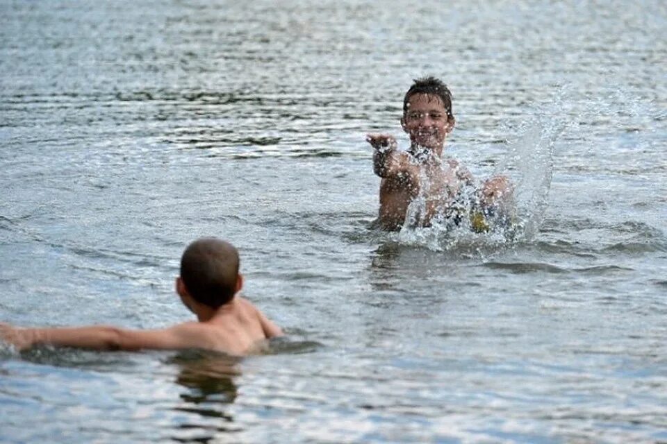 Какой купается на пляже. Маечик купаеча в речке. Купание в водоемах. Лето купание. Мальчики купаются в реке.