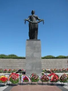 Центральная скульптура на пискаревском кладбище