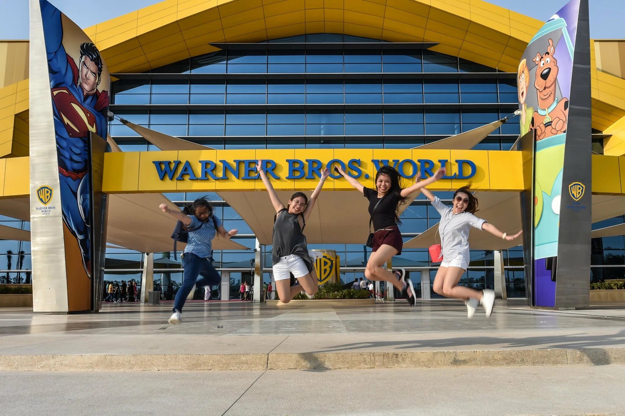 Уорнер бразерс Абу Даби. Ворнер БРОС парк Абу. Warner Bros World парк развлечений в Абу-Даби. Парк ворнер Браз в Абу Даби.