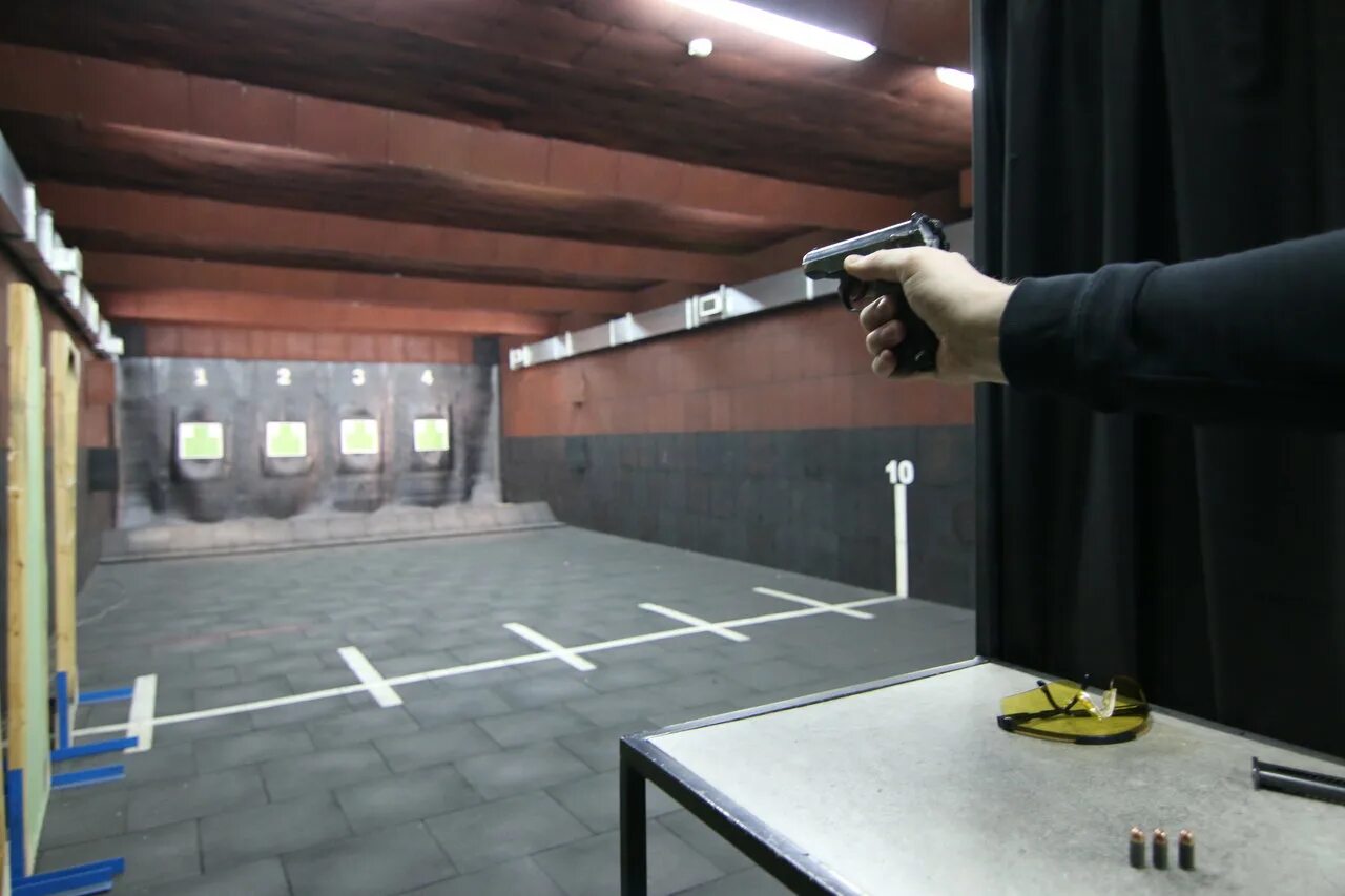 стойка для тира. тир. зал для стрельбы. оборудование для тиров. военный тир.