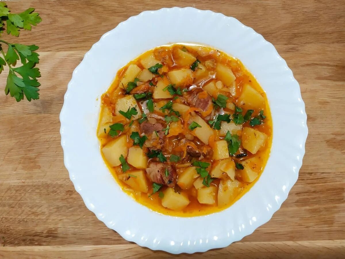 Картофель тушеный с мясом рецепт свининой. Тушеная картошка. картошка с мясом. картофель тушеный с мясом. тушёная картошка с мясом.
