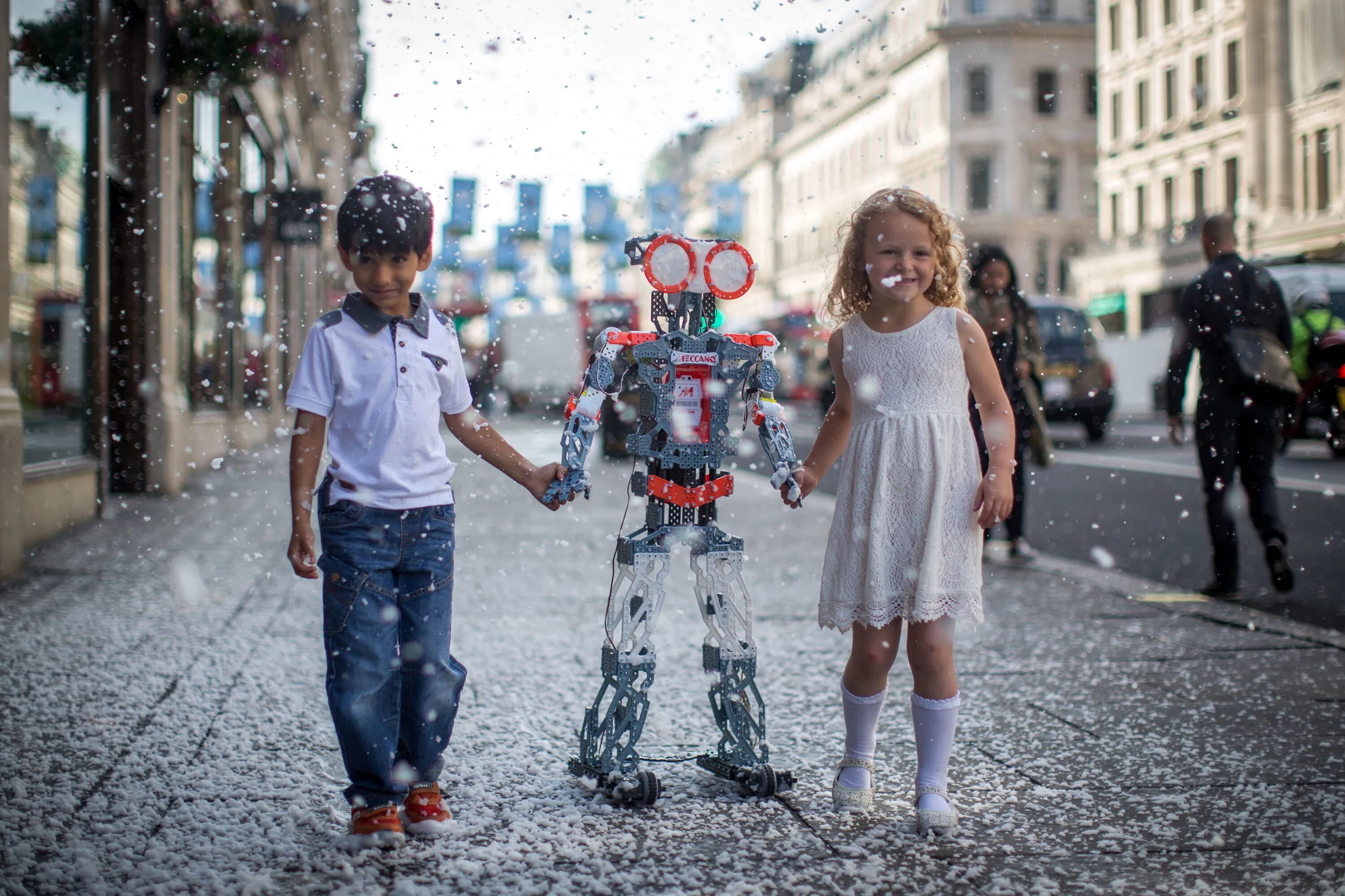 Робот. Робот друг. Роботы и люди на улице. Робот человек.