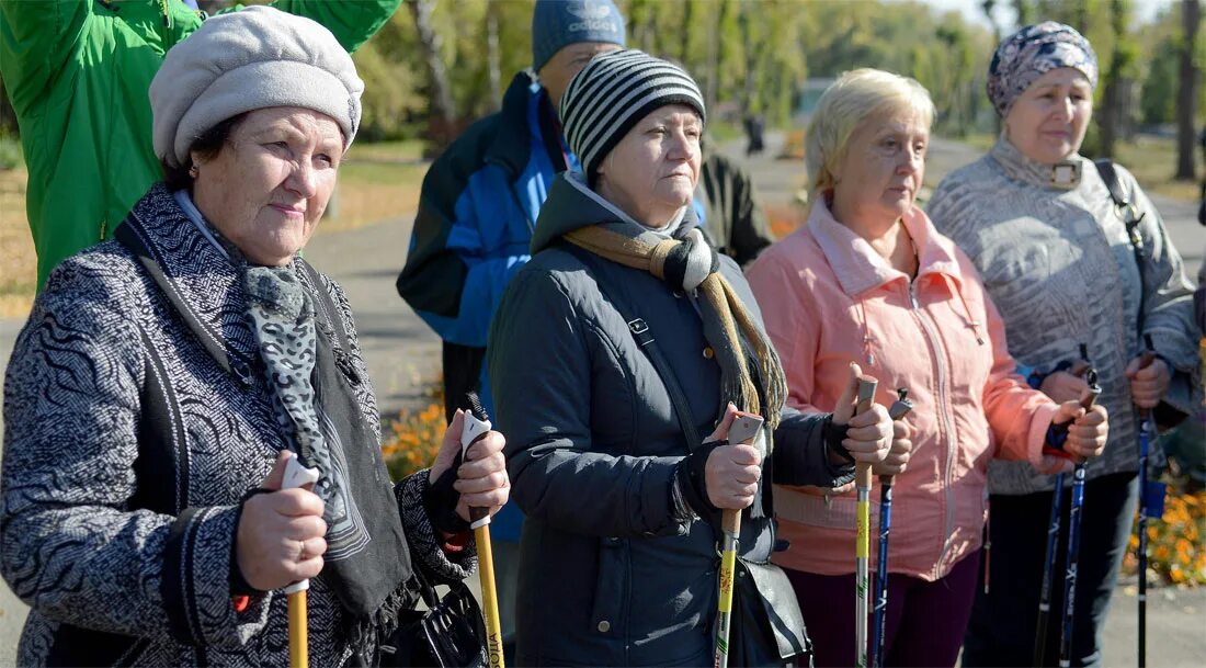 Рабочий день для пенсионеров. Пенсионеры на меропряити. Пожилые люди татарстанцы. Нижнекамские пенсионеры. Праздник пожилого человека на улице села.