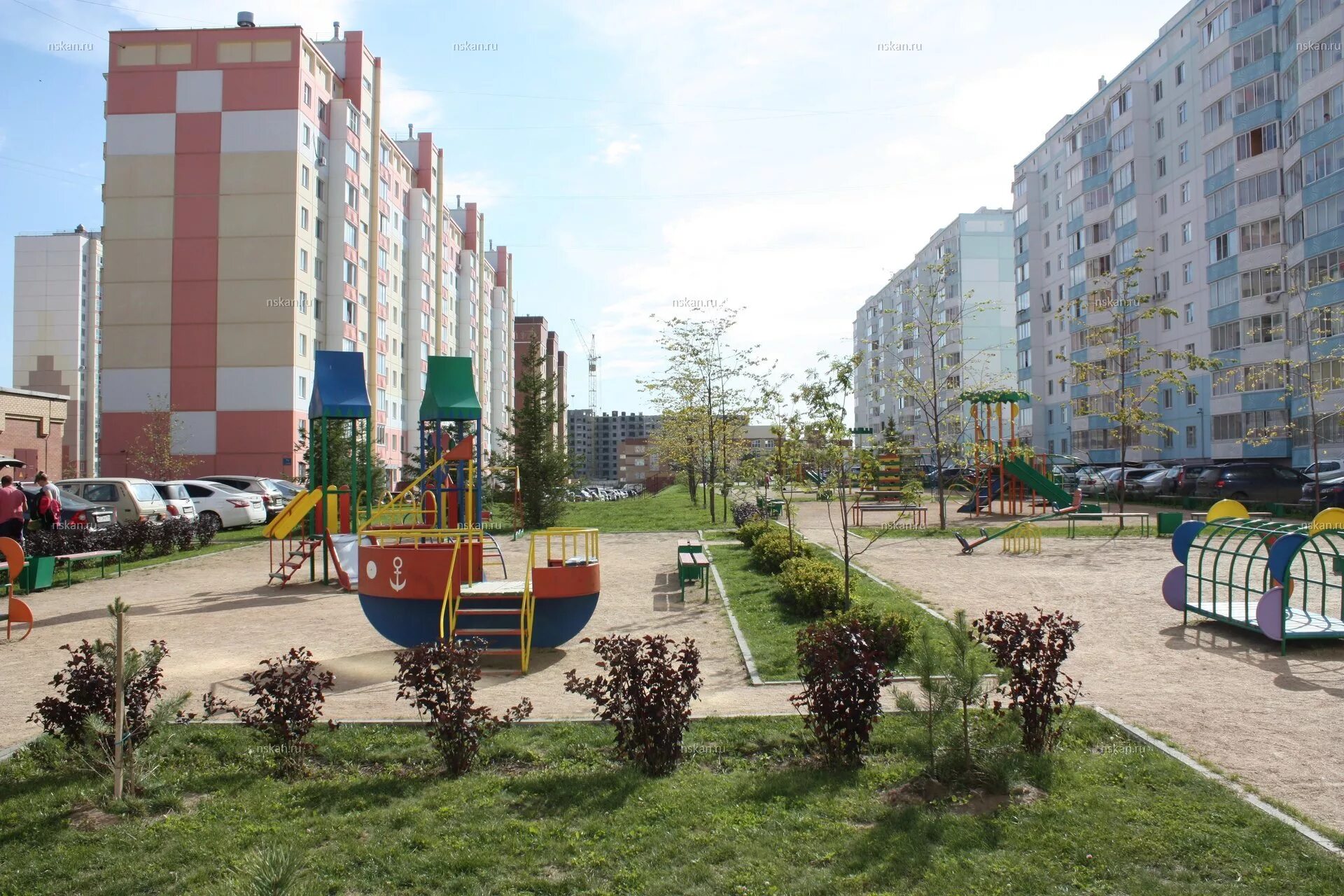 Микрорайон родники отзывы. Микрорайон Родники Калининский район Новосибирск. ЖК Родники Новосибирск. Новосибирск шестой микрорайон Родники. Родники Снегири Новосибирск.