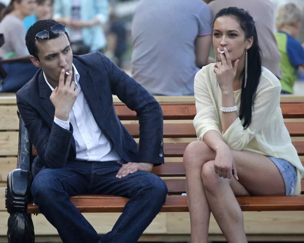 Начала курить муж. Курящие девушки на Ушице. Курящие мужчины на улице. Девушки курят на улице. Студентки курят.