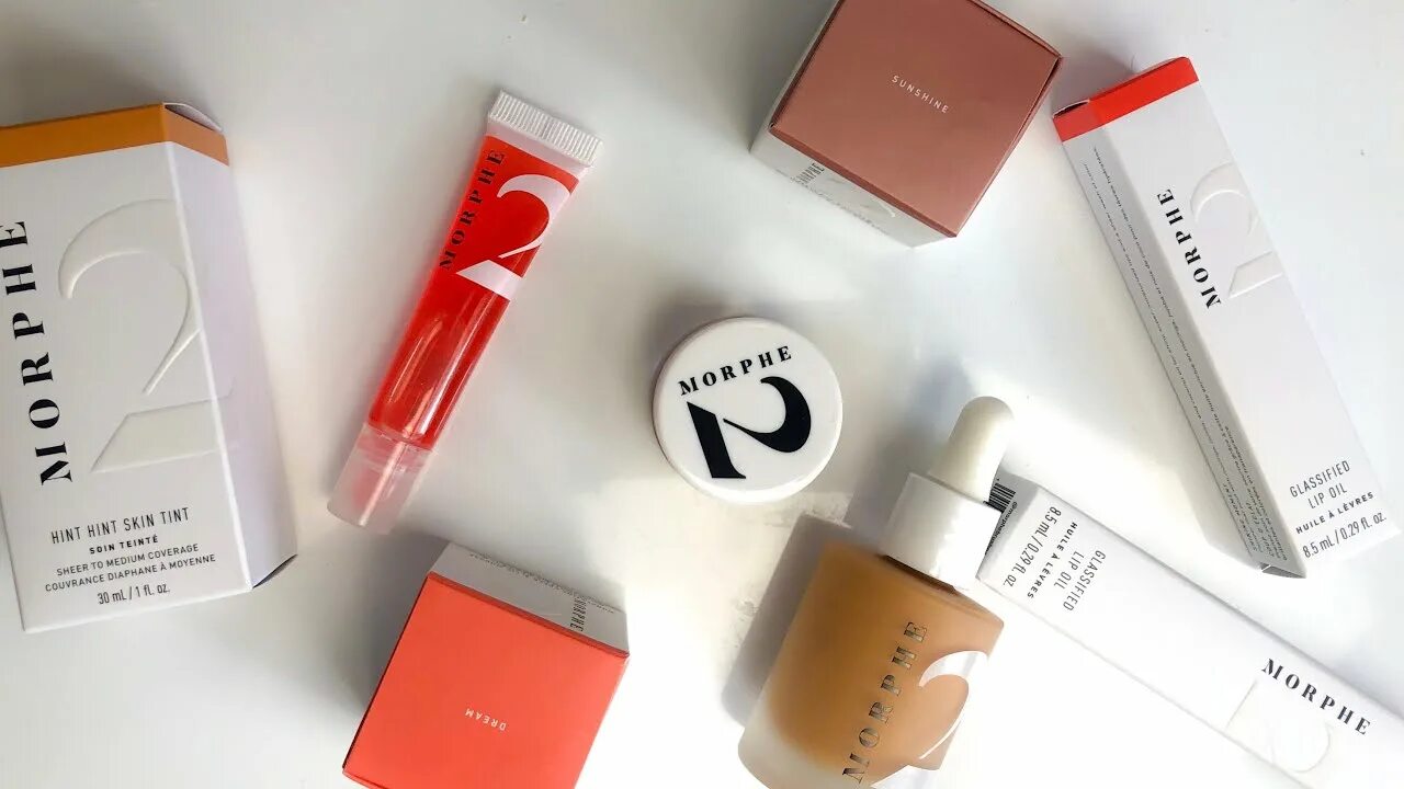 Morphe hint hint skin tint. Косметика чарли дамелио. косметика чарли и дикси дамелио. макияж дикси дамелио. чарли дамелио morphe.